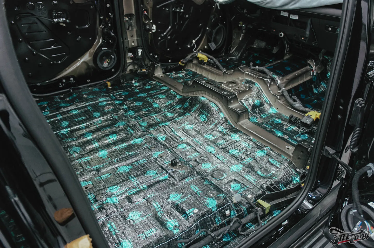 Проделали большую работу над Cadillac Escalade, часть 1: комплексная шумоизоляция салона, установка подогрева сидений, установка цветных ремней безопасности с индивидуальным дизайном